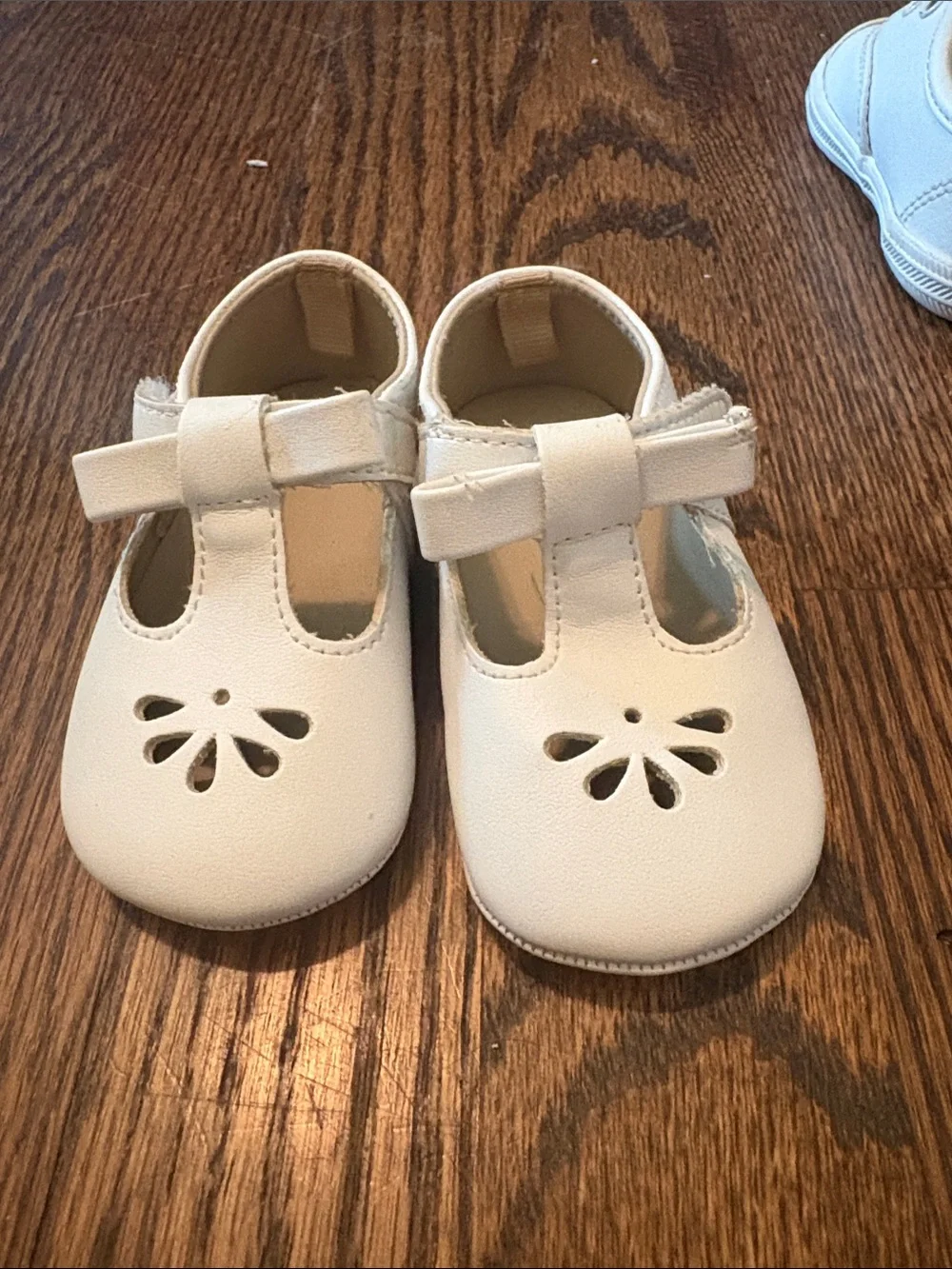 Classic T-Strap Baby Shoes in Cream - Unbranded